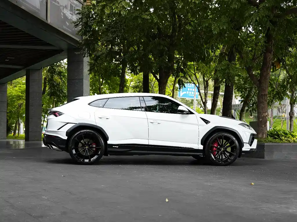 Lamborghini Urus 2024 — фото 10