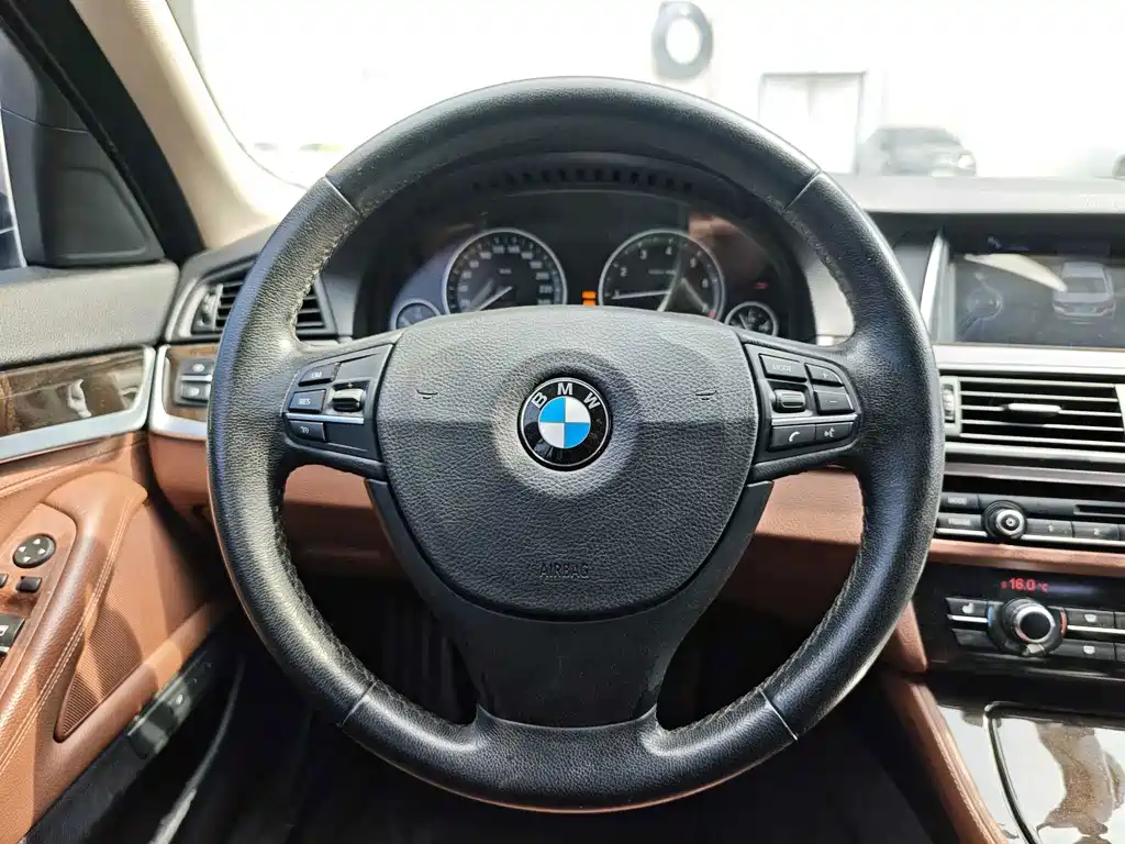 BMW 5 Series 2015 — фото 8