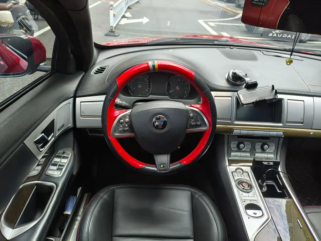 Jaguar XF 2014 — фото 14