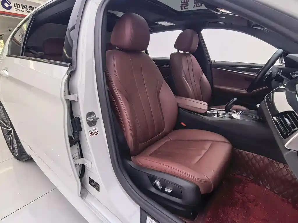 BMW 5 Series 2019 — фото 10
