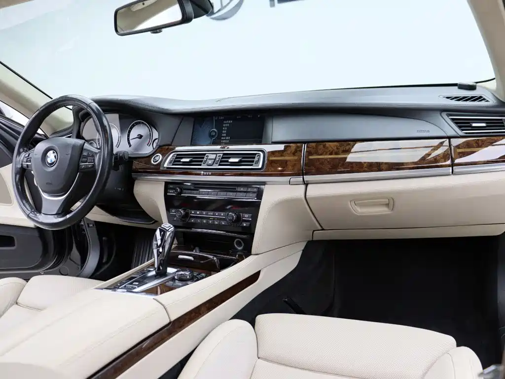 BMW 7 Series 2012 — фото 26