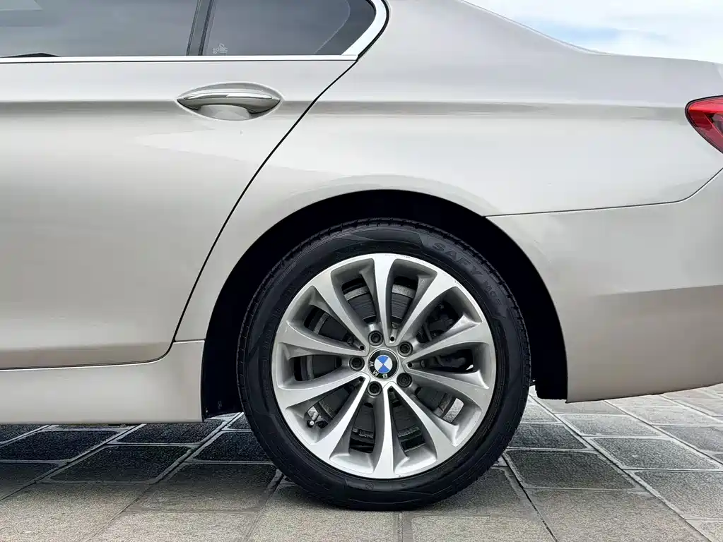 BMW 5 Series 2016 — фото 32