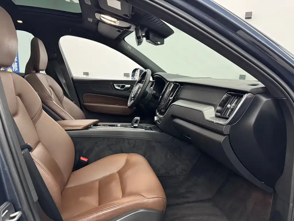 Volvo XC60 2023 — фото 10