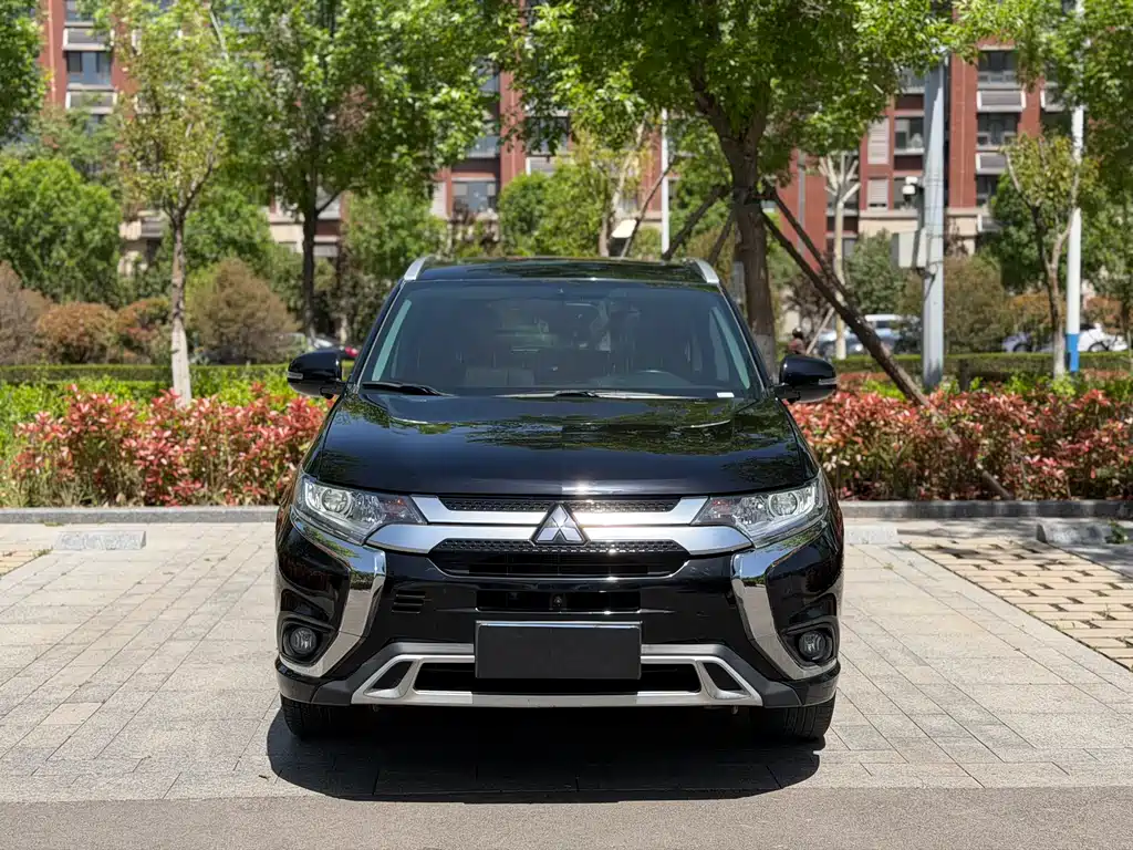 Mitsubishi Outlander 2021 — фото 2