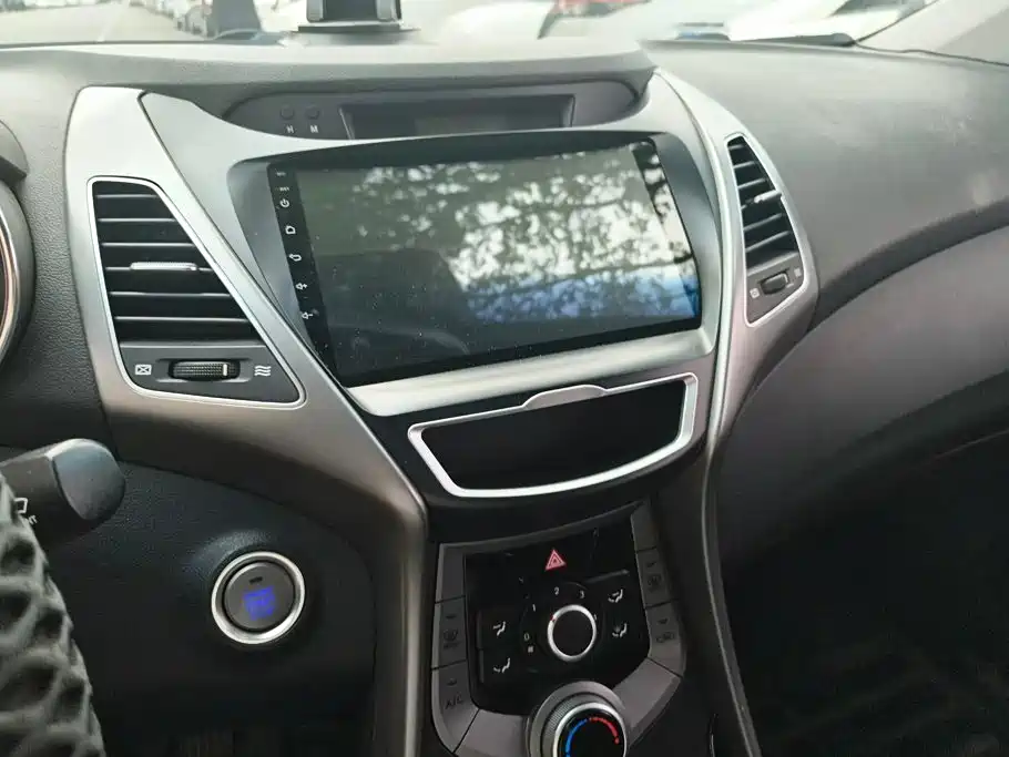 Hyundai Elantra 2015 — фото 13