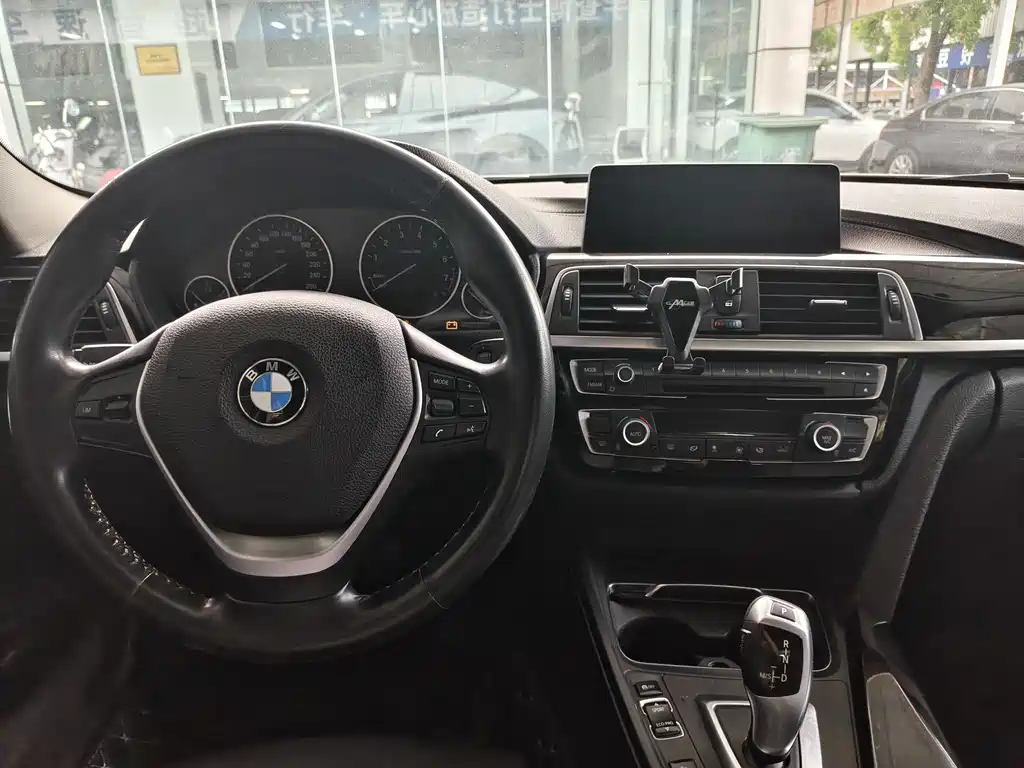 BMW 3 Series 2019 — фото 11