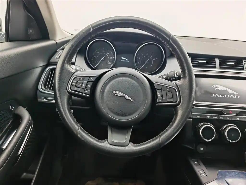 Jaguar E-PACE 2019 — фото 11