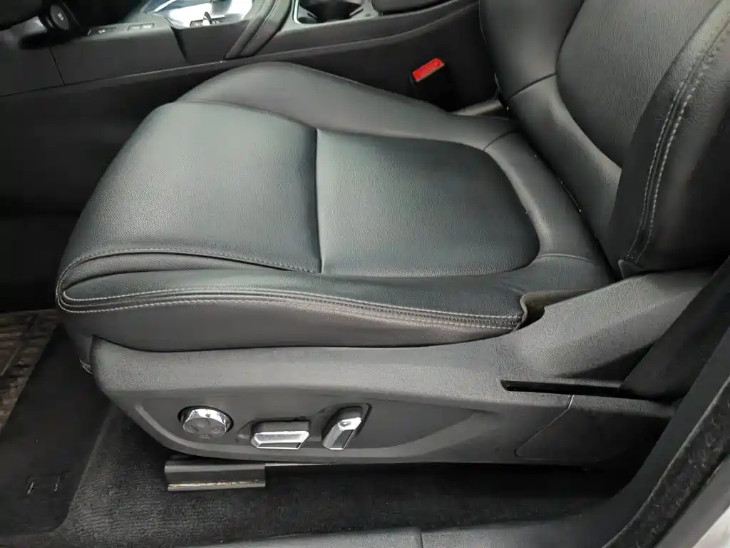 Jaguar E-PACE 2019 — фото 20