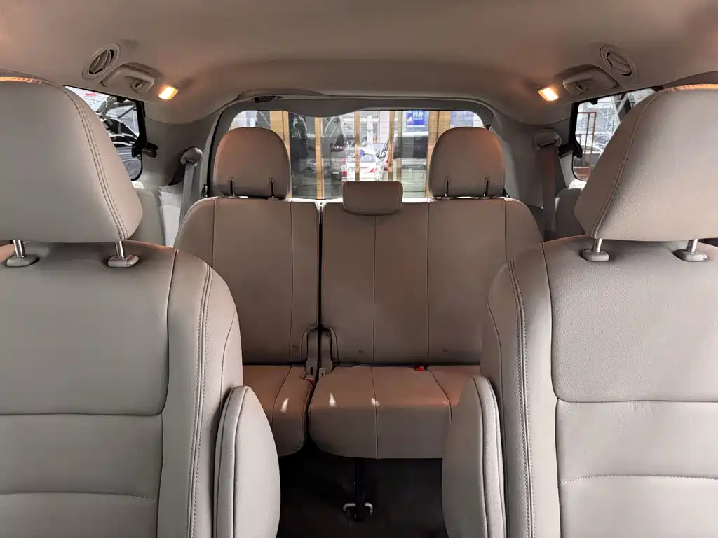 Toyota Sienna 2017 — фото 9
