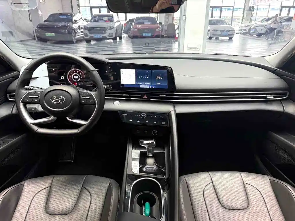 Hyundai Elantra 2022 — фото 11