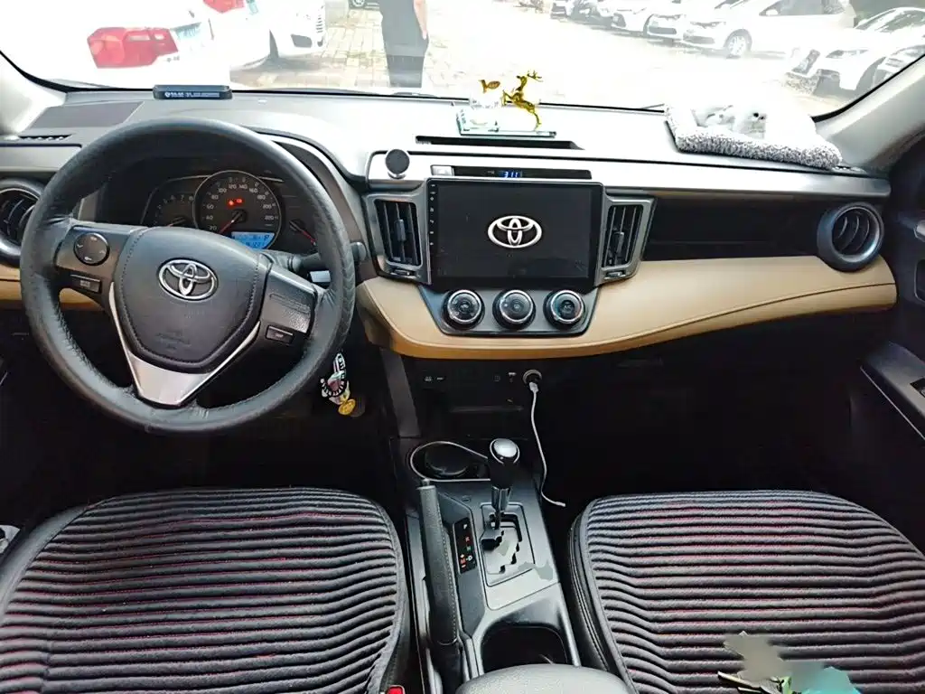 Toyota RAV4 2018 — фото 13
