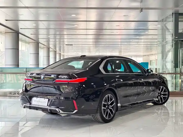 BMW i7 2025