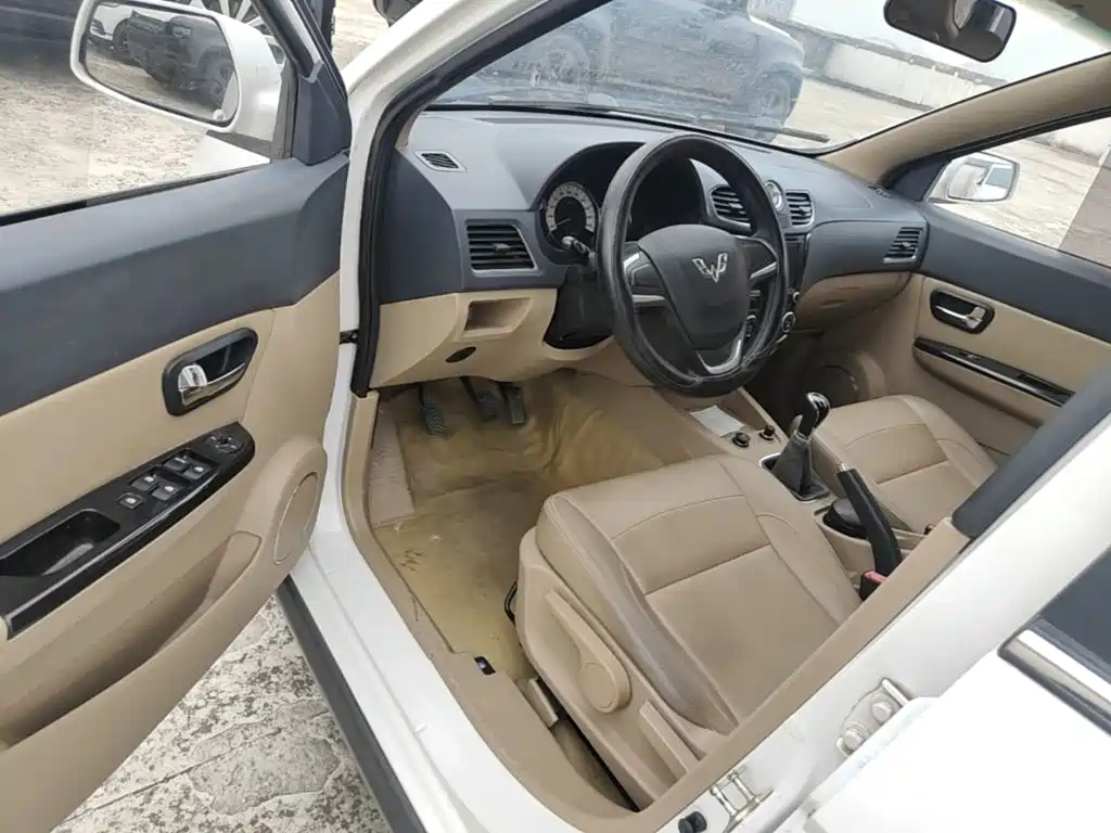 Wuling Hongguang 2015 — фото 16