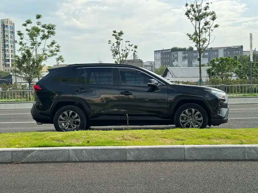 Toyota RAV4 2023 — фото 19