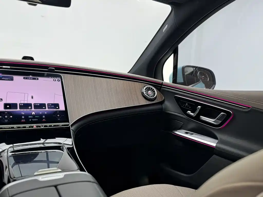 Mercedes-Benz EQE SUV 2024 — фото 11