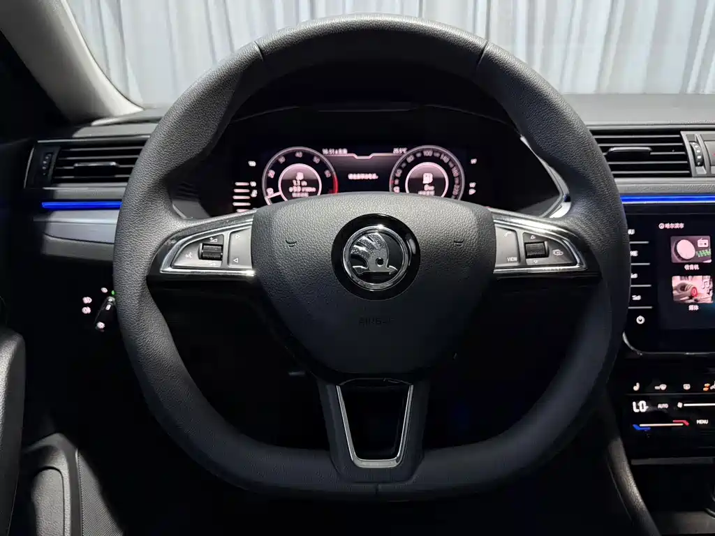 Skoda Superb 2023 — фото 10