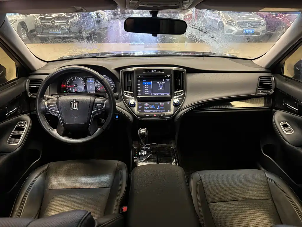 Toyota Crown 2016 — фото 18