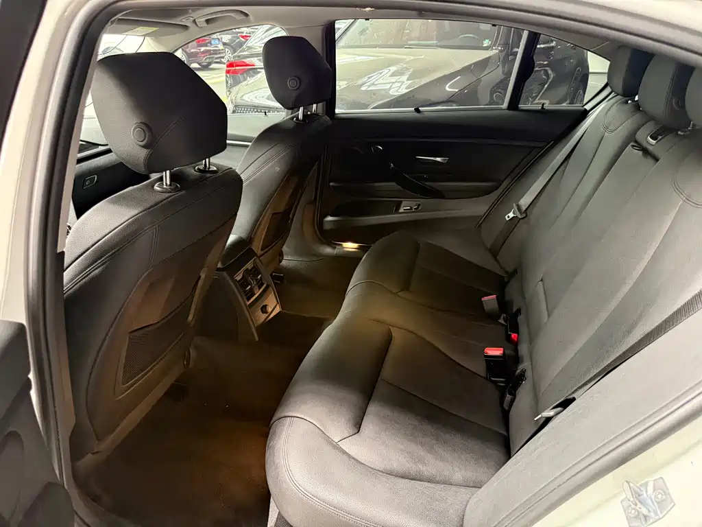 BMW 3 Series 2019 — фото 10