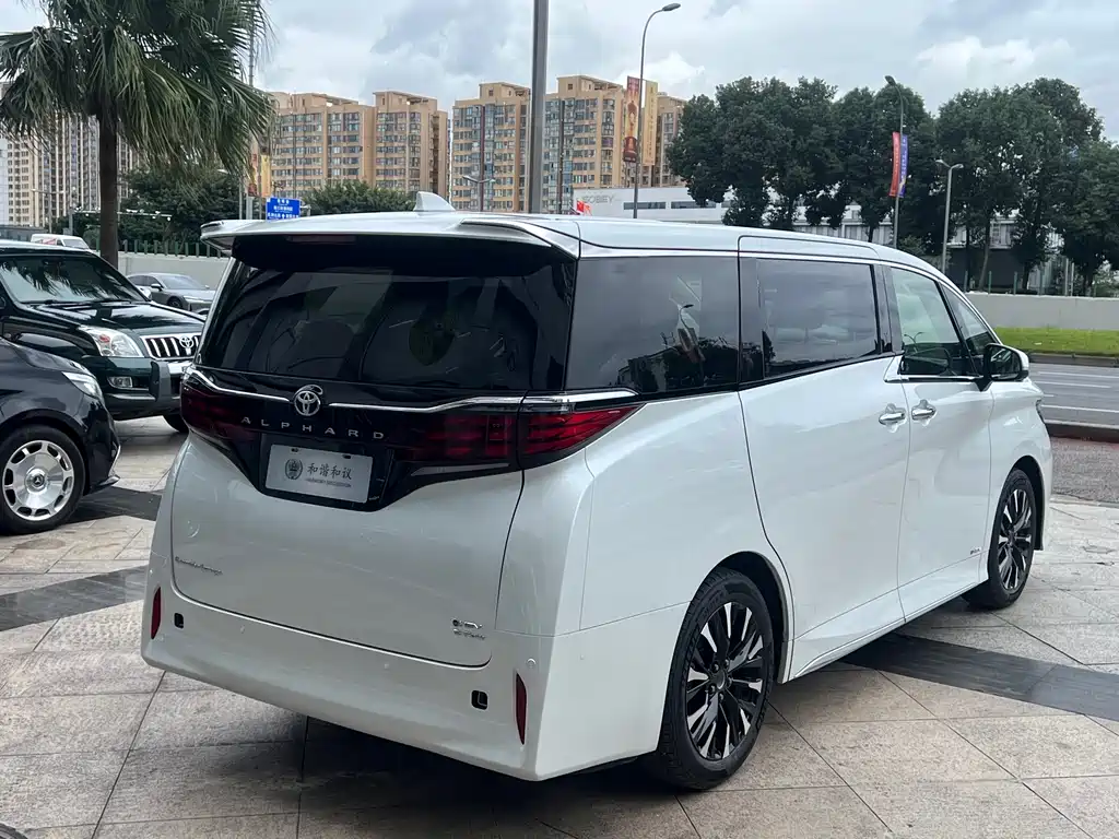 Toyota Alphard — фото 27