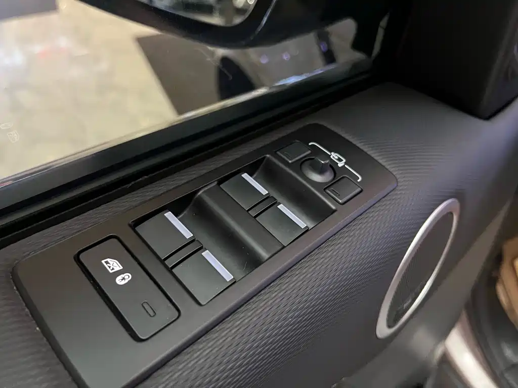 Land Rover Discovery 2023 — фото 15
