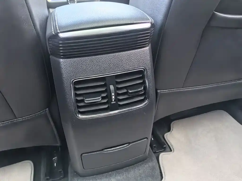 Roewe RX5 New Energy 2018 — фото 18