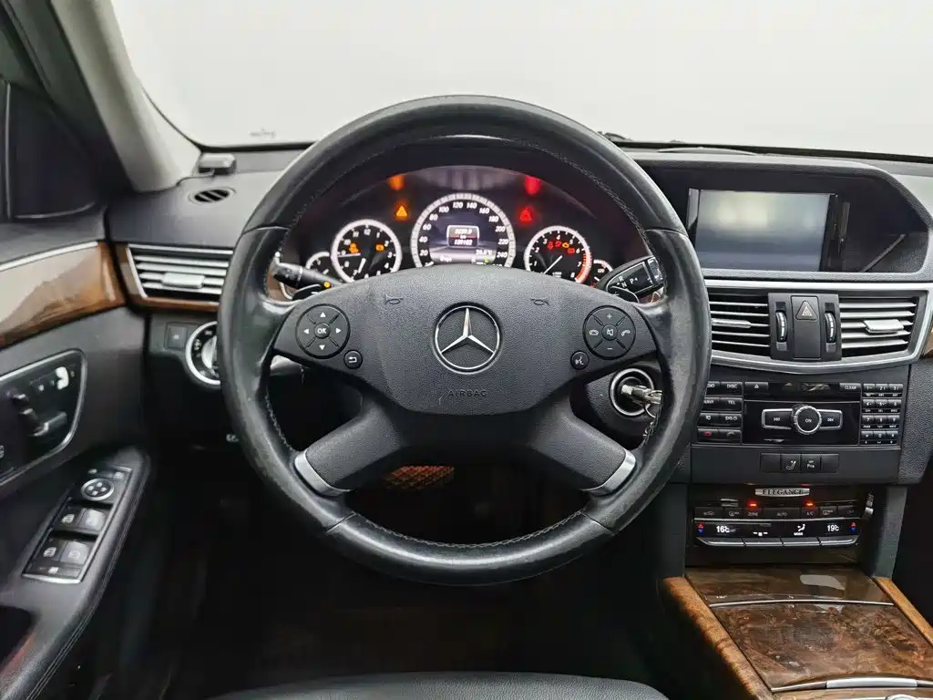 Mercedes-Benz E-Class 2013 — фото 11