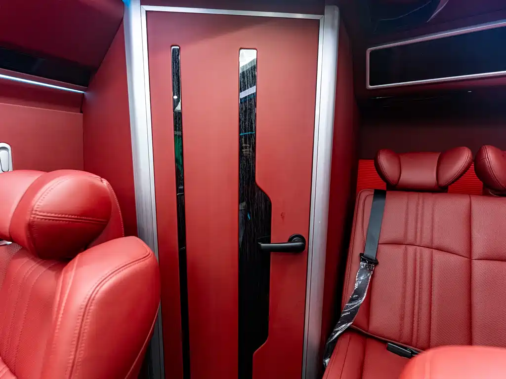 Toyota Hiace — фото 14