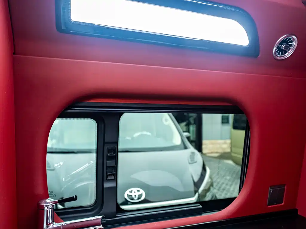 Toyota Hiace — фото 17