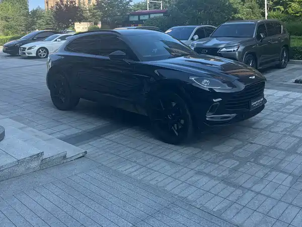 Aston Martin DBX 2021
