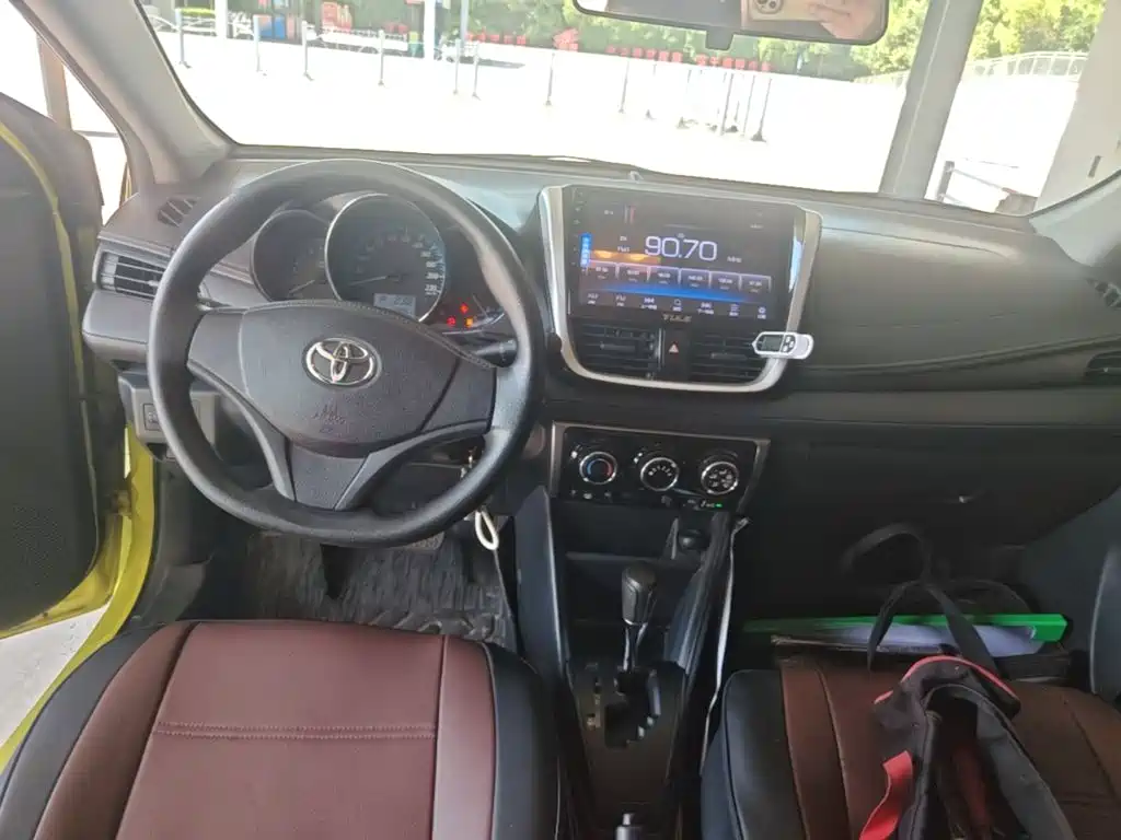 Toyota Yaris L 2018 — фото 10