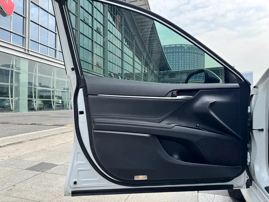 Toyota Camry 2022 — фото 10
