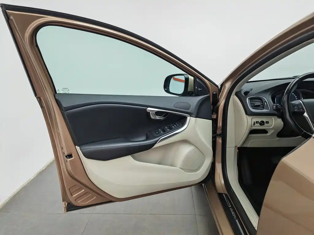 Volvo V40 2015 — фото 8