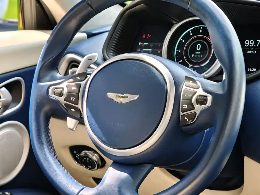 Aston Martin DB11 2019 — фото 20