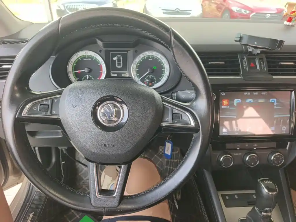 Skoda Octavia 2018 — фото 10