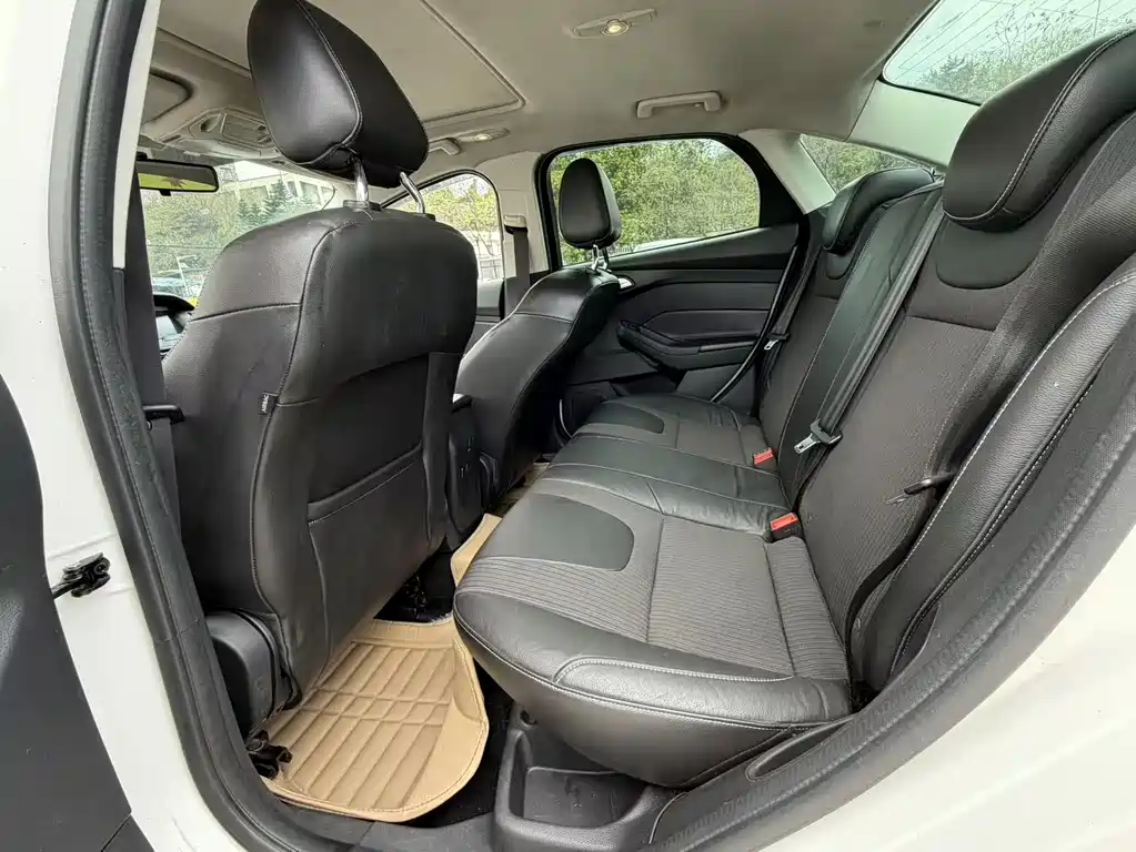 Ford Focus 2013 — фото 12
