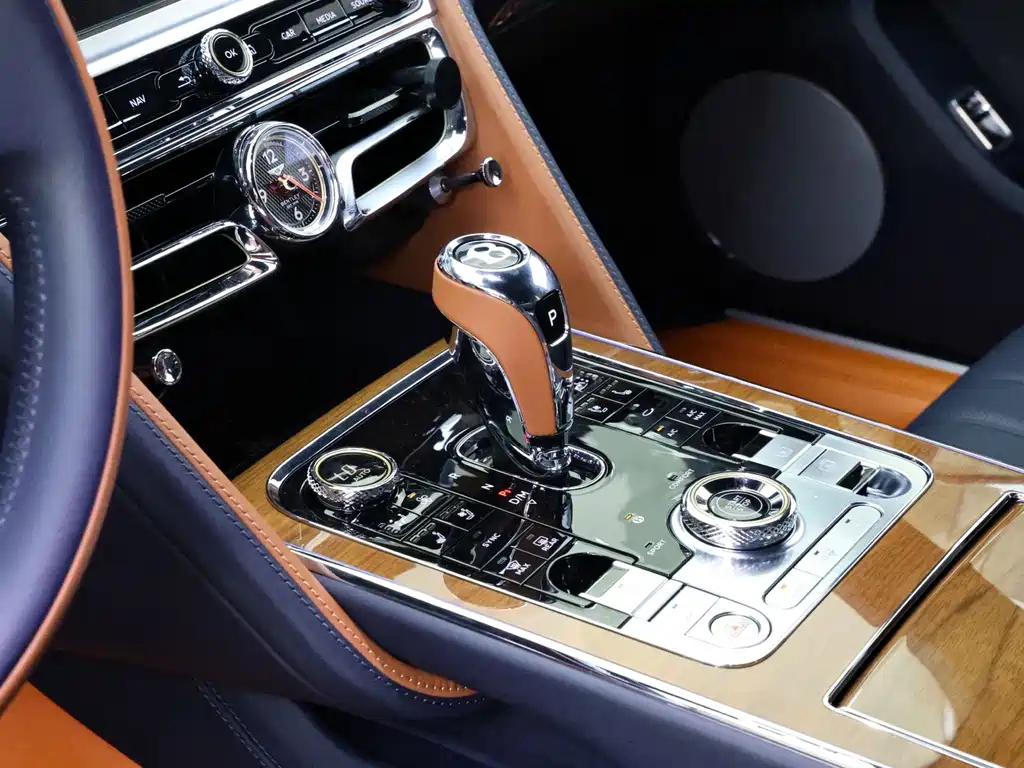 Bentley Flying Spur Plug-In Hybrid 2023 — фото 21