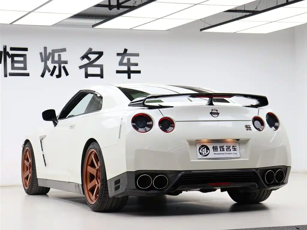 Nissan GT-R 2017 — фото 25
