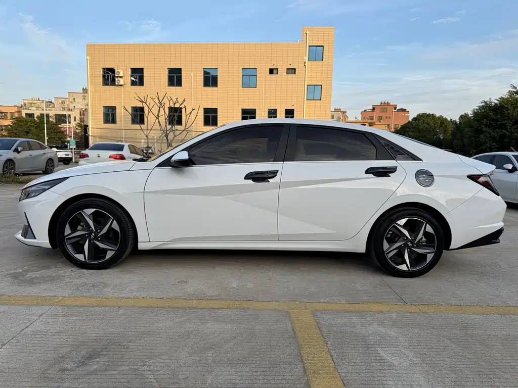 Hyundai Elantra 2022 — фото 4
