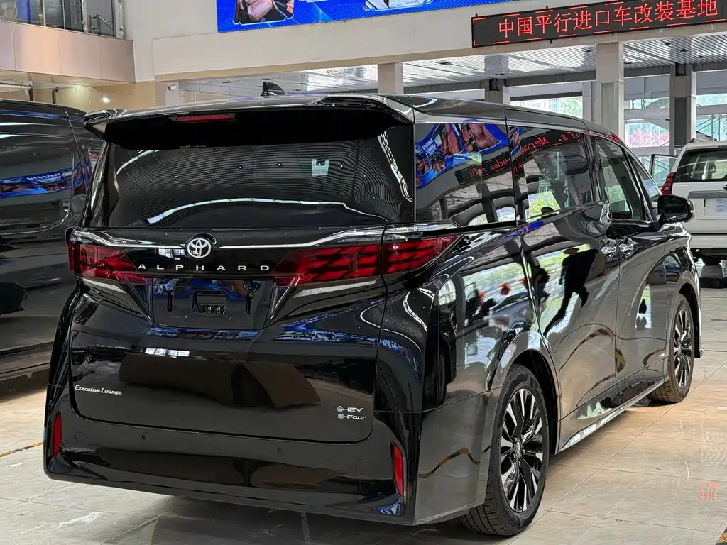 Toyota Alphard — фото 9