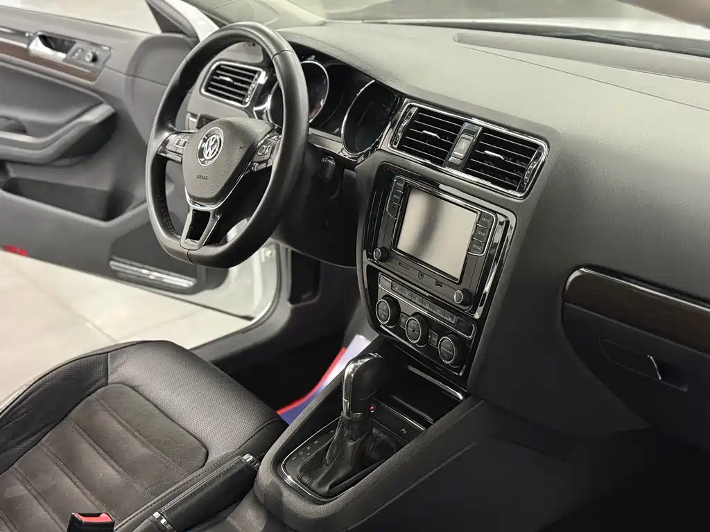 Volkswagen Sagitar 2017