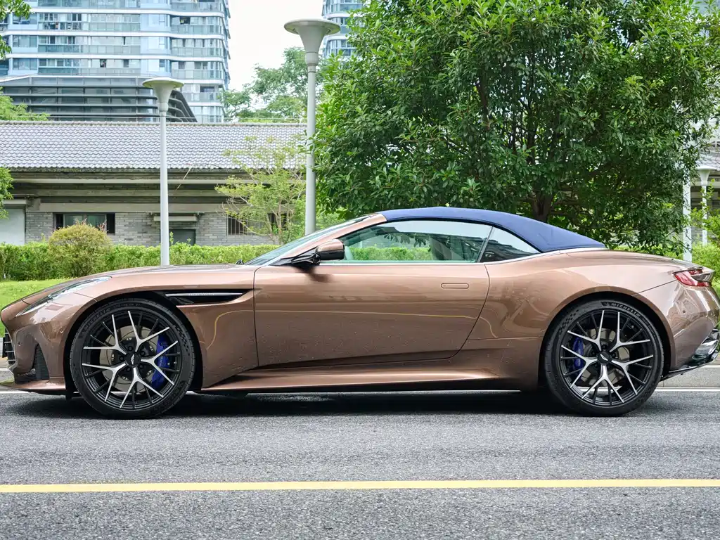 Aston Martin DB12 2025 — фото 14