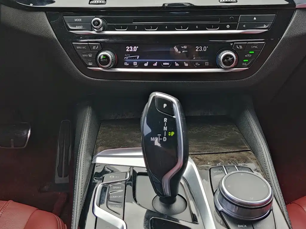 BMW 5 Series 2019 — фото 15