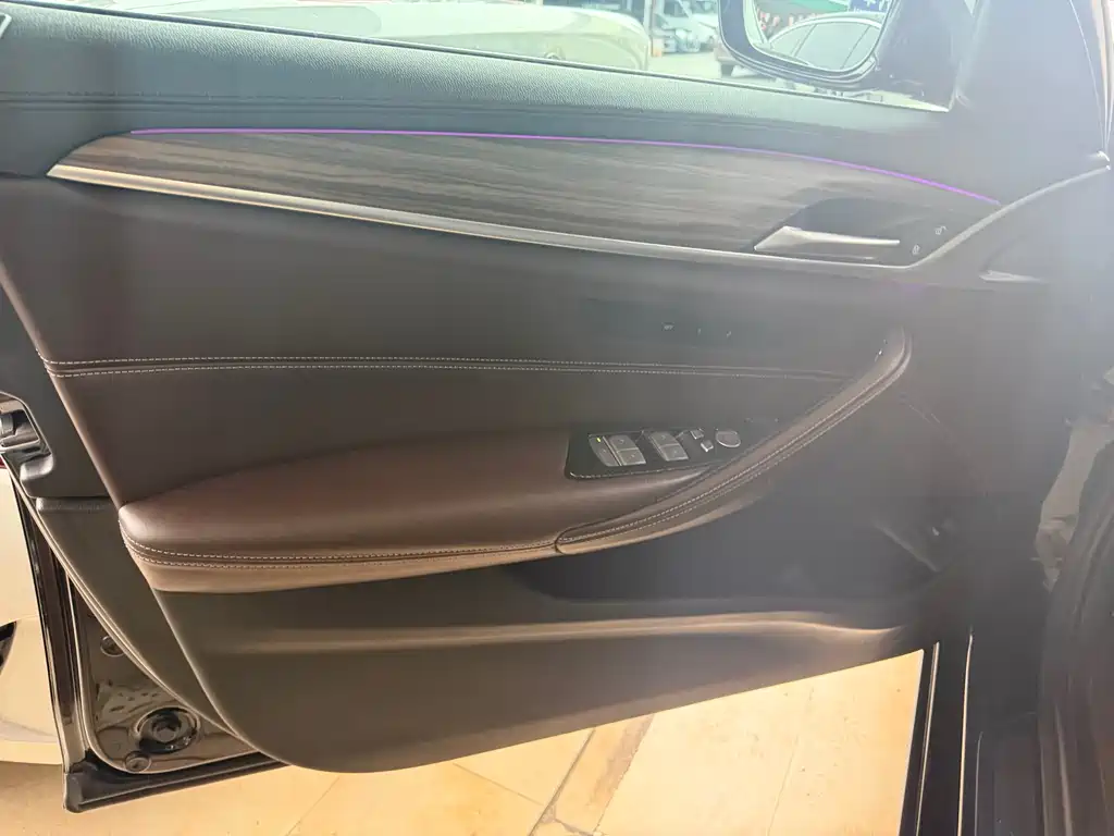 BMW 5 Series 2018 — фото 12