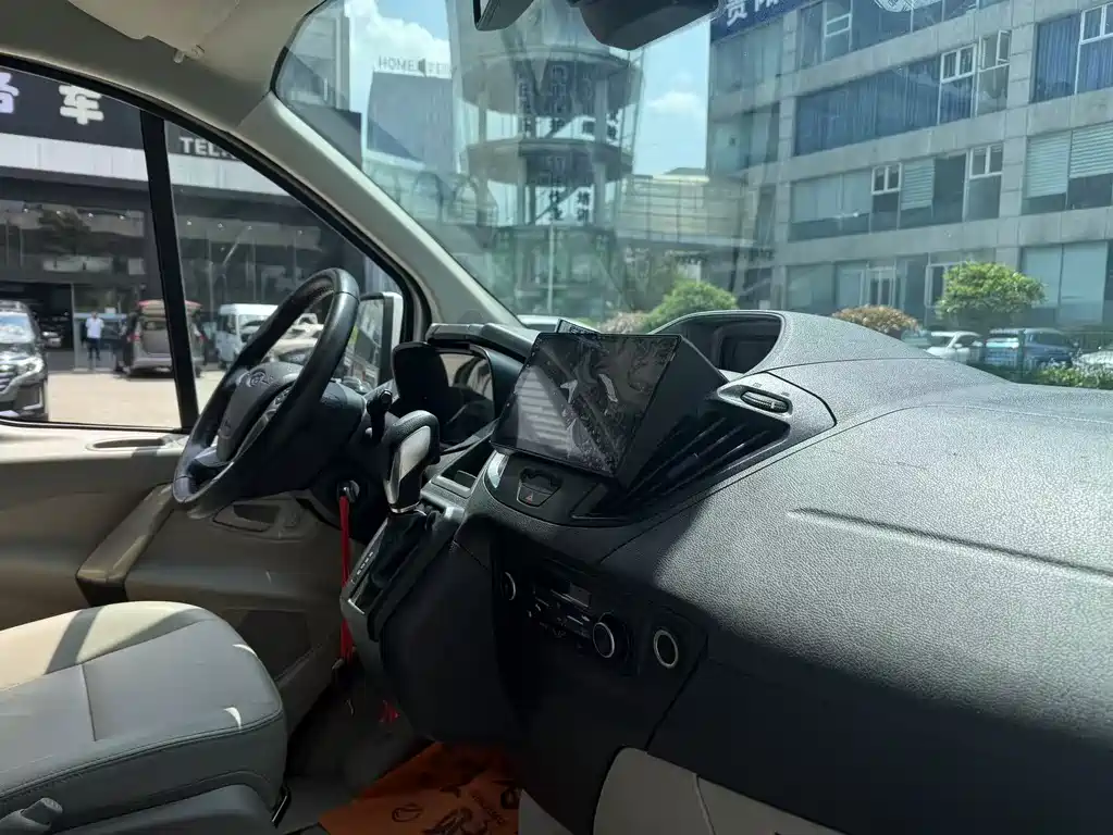 Ford Tourneo 2017 — фото 15