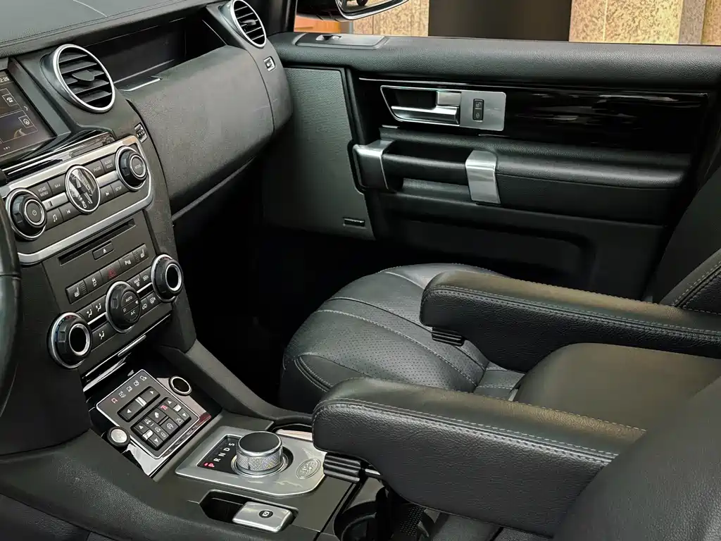 Land Rover Discovery 2017 — фото 16