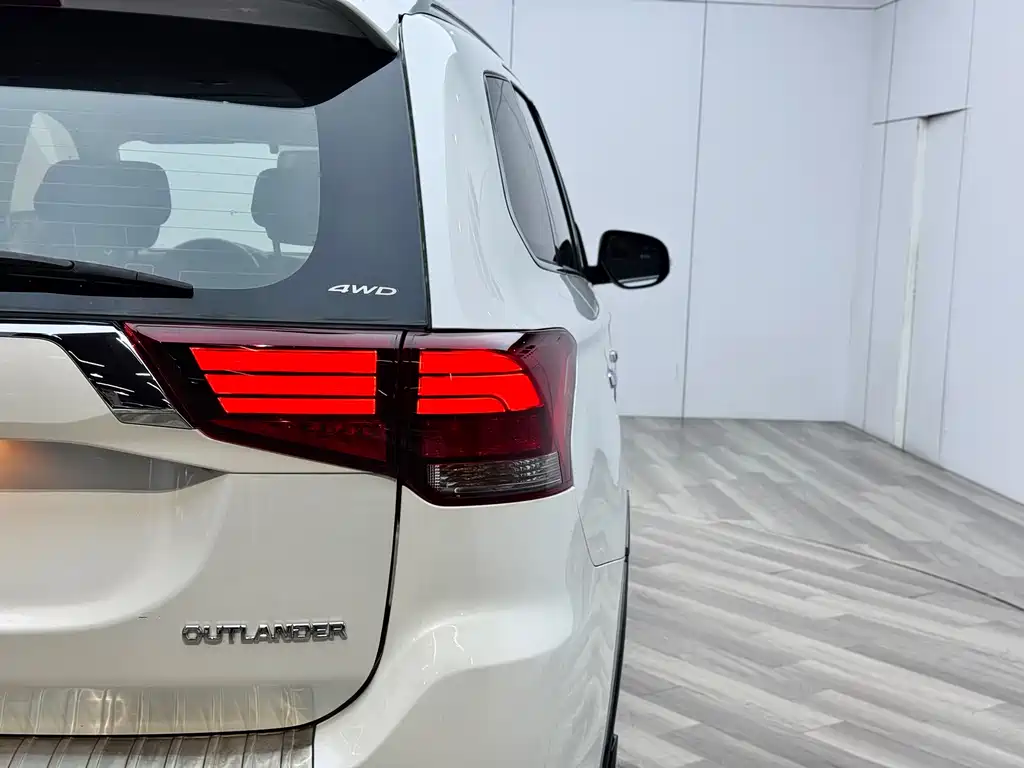 Mitsubishi Outlander 2018 — фото 27