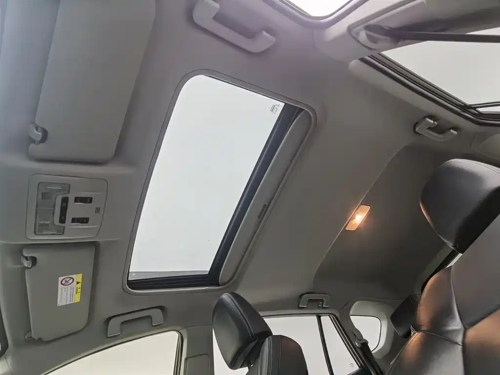 Toyota RAV4 2018 — фото 14