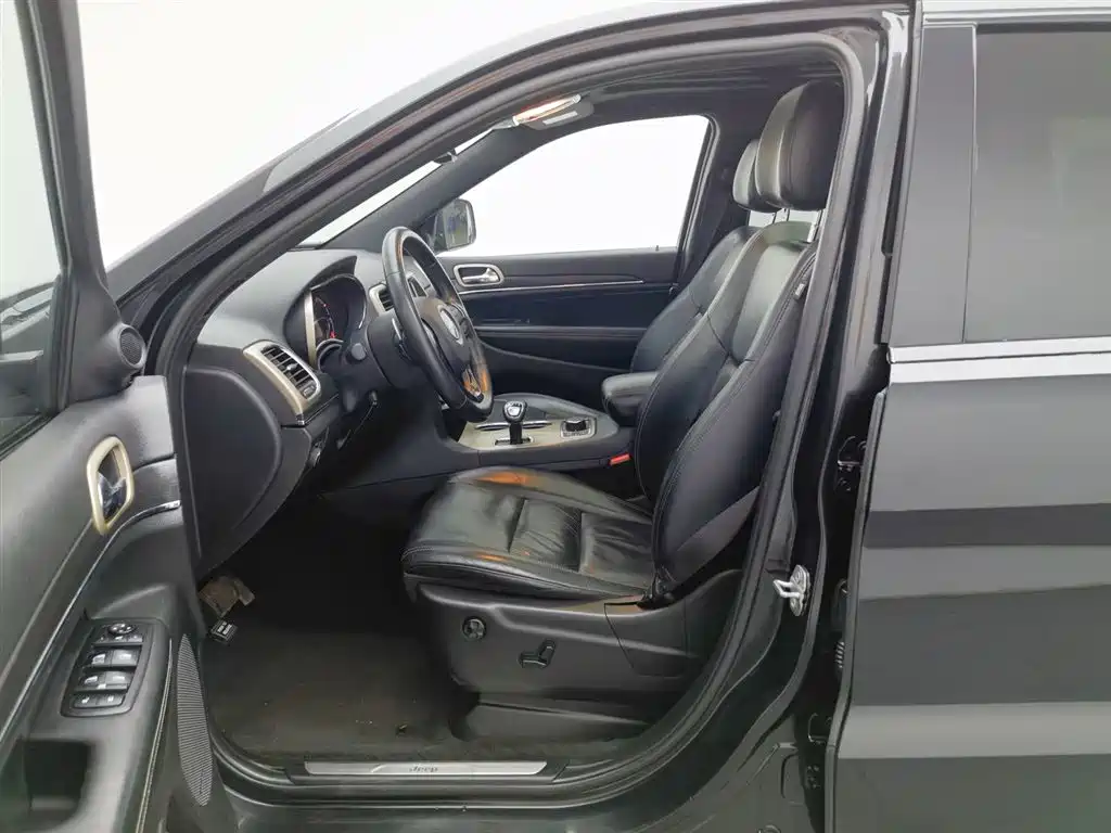 Jeep Grand Cherokee 2016 — фото 10