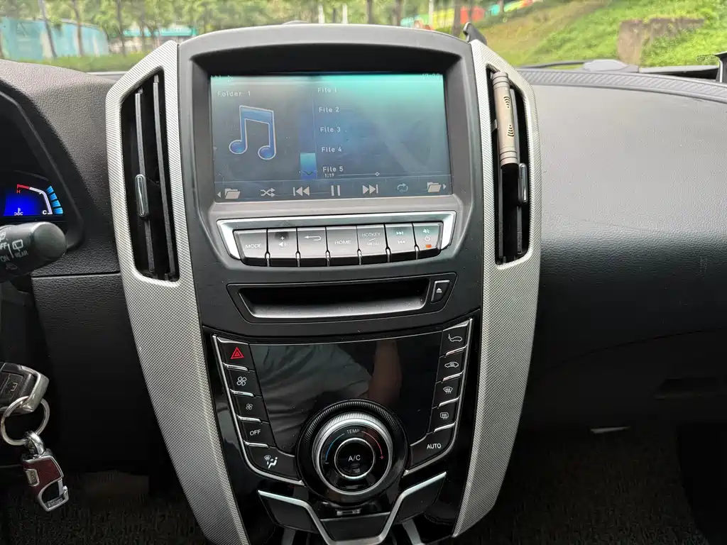 Luxgen You6 SUV 2016 — фото 13