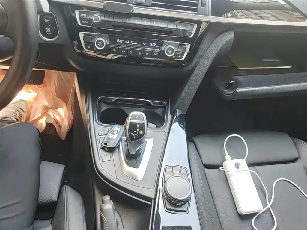BMW 3 Series 2018 — фото 14